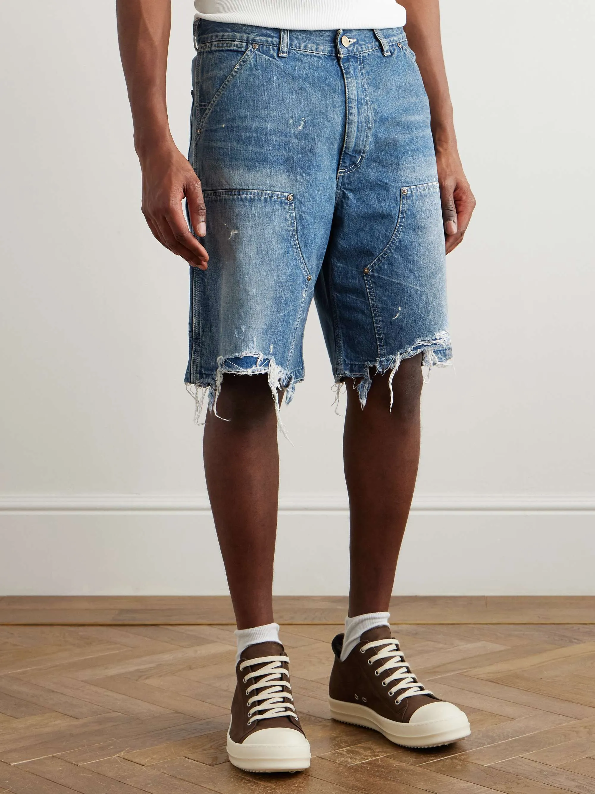 SAINT Mxxxxxx DOUBLE KNEE SHORTS/BLU Knee patches splashed with ink and water-splashed denim shorts. Denim blue S-XL. Custom-woven and dyed denim fabric with clear texture. Heavy-wash water-fading treatment to create local mottled fading/hole effects. Artificial distressing to simulate natural wearing marks. VINTAGE sense. Original consistent damage treatment. Hand-splashed ink and paint. Original consistent wash mark/pocket mark. Double knee patch. Rivet reinforcement. Improve functionality while enhancing design